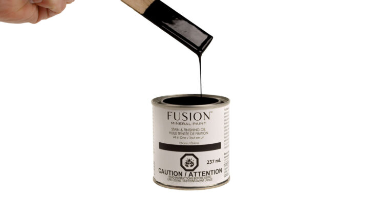 Stain & Finishing Oil es un producto todo en uno: acondiciona, tiñe y protege la madera con gran resistencia. Ideal para zonas de mucho uso como mesas, cocinas o suelos. Se aplica sobre madera desnuda o pintada, sin necesidad de barniz adicional. Para más durabilidad y brillo, añade una capa del tono Natural.